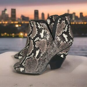 Vince Camuto Gigietta Leather Embossed Snake Print Ankle Booties Women’s 9